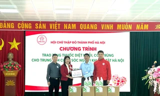 Trao tặng thuốc diệt muỗi cho Trung tâm Chăm sóc người khuyết tật Hà Nội