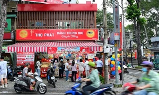 Ghi nhận những ngày cận lễ: Dòng người tấp nập tới cửa hàng chính hãng chọn quà Trung thu