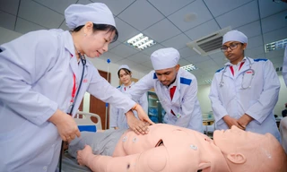 Đào tạo y khoa không thể chỉ trong giảng đường