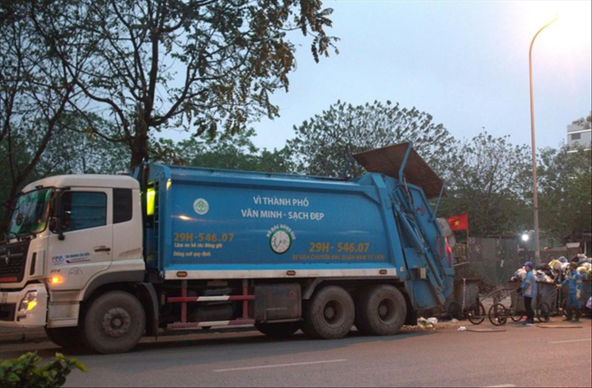 Hà Nội thí điểm thu gom rác từ 20h để giảm ùn tắc giao thông giờ cao điểm