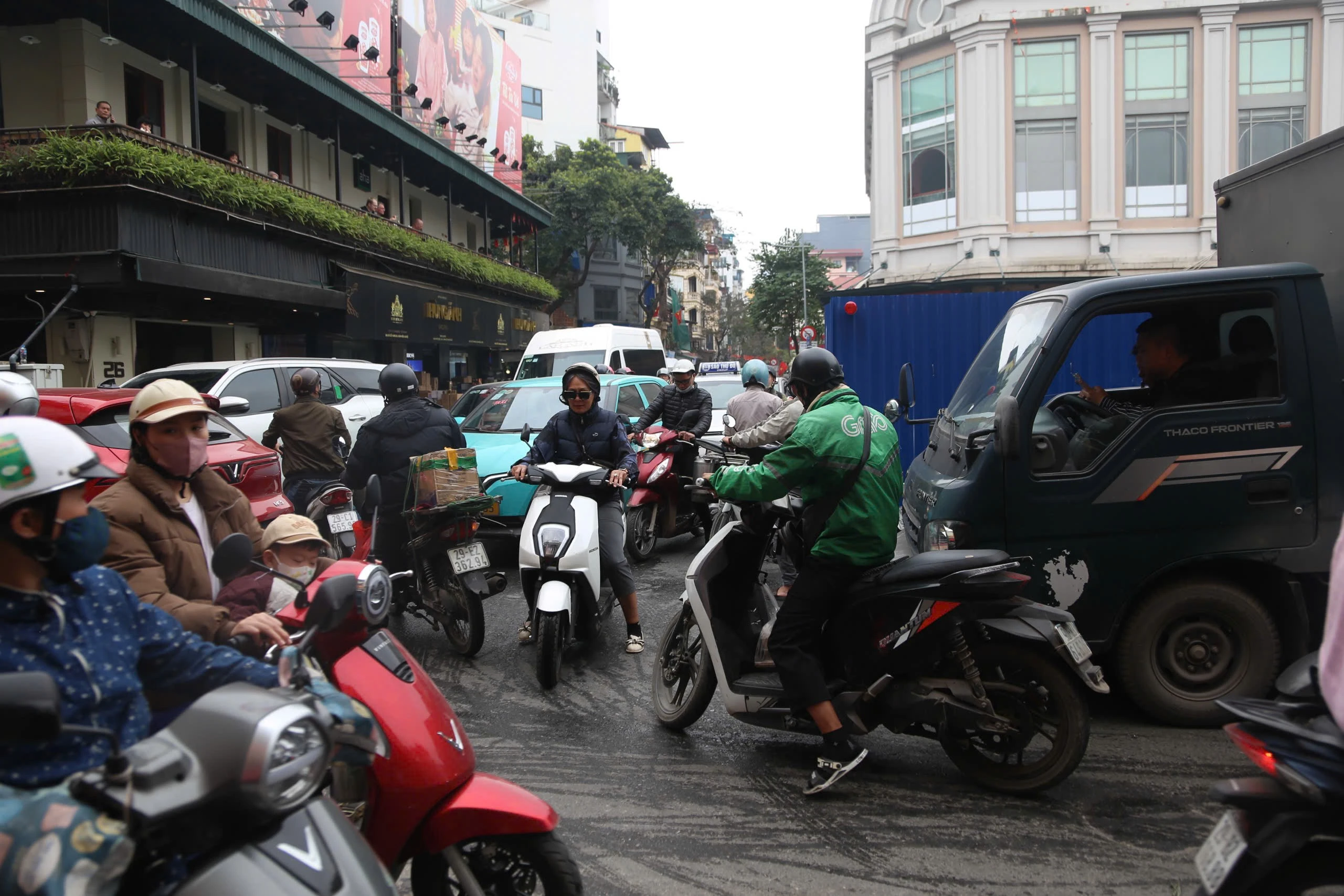 Hà Nội xây bể ngầm 2.500 m³ trước chợ Hàng Da, giao thông ùn tắc dịp Tết