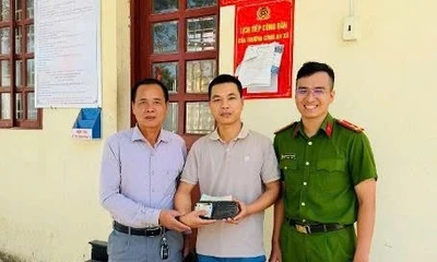 Nhặt được 18 triệu đồng, người đàn ông giao lại công an nhờ tìm người đánh rơi