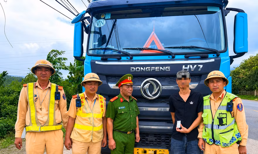 Bắt tài xế dương tính ma túy, giấu hơn 400 viên nghi ma túy trên cabin 