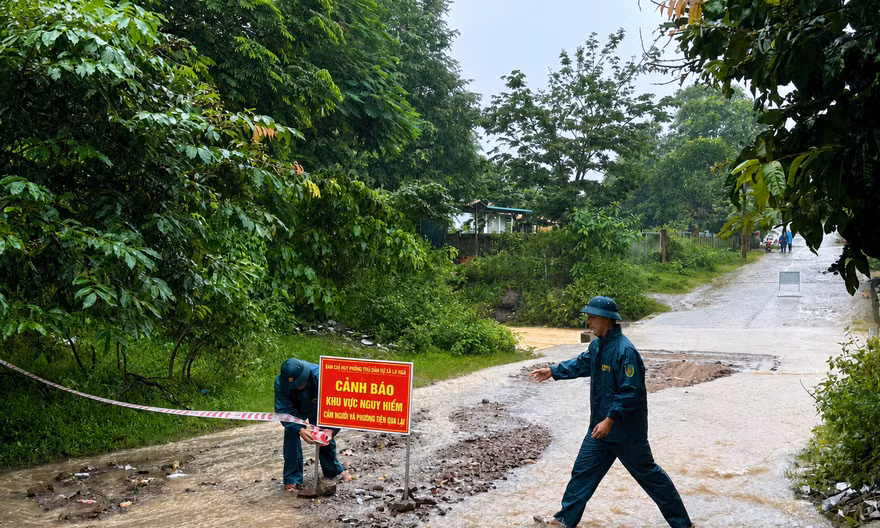 Mưa lớn ở Quảng Trị, 13 ngầm tràn bị ngập, giao thông nhiều nơi ách tắc