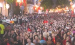 Hàng vạn người dân Hà Nội đổ về Quảng trường Cách mạng Tháng Tám