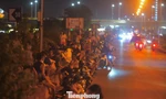 Hàng nghìn người trải chiếu ra đê ngồi chờ xem pháo hoa