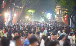 Biển người đổ về trung tâm Hà Nội