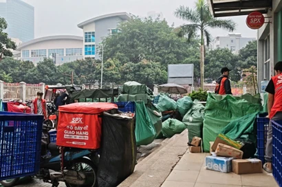 Mua sắm online bùng nổ dịp Tết, shipper quá tải