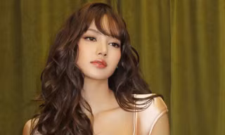 Lisa (BlackPink) khoe vòng eo 51 cm