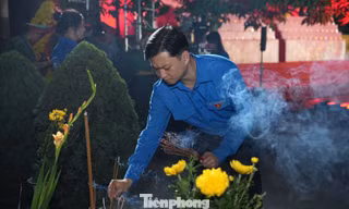 Gần 1.800 thanh niên thắp nến tri ân tại Nghĩa trang Mai Dịch