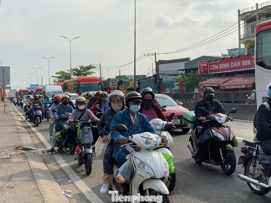 Người dân đội nắng ùn ùn trở lại TPHCM chiều mùng 5 Tết