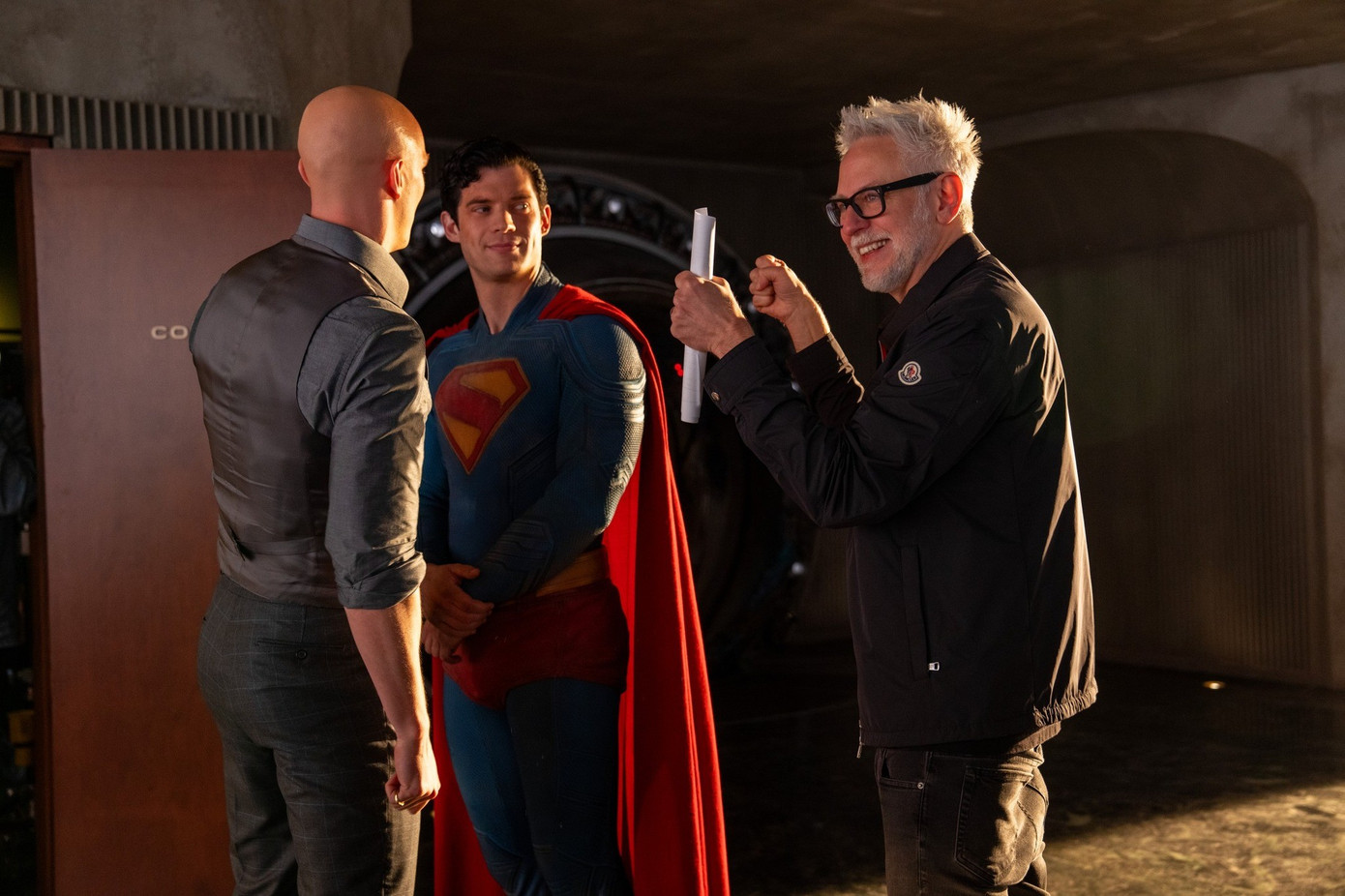 Đạo diễn James Gunn chỉ đạo trên phim trường "Superman". Ảnh: DC Studios 516394068-712872748320311-975072491302284496-n.jpg