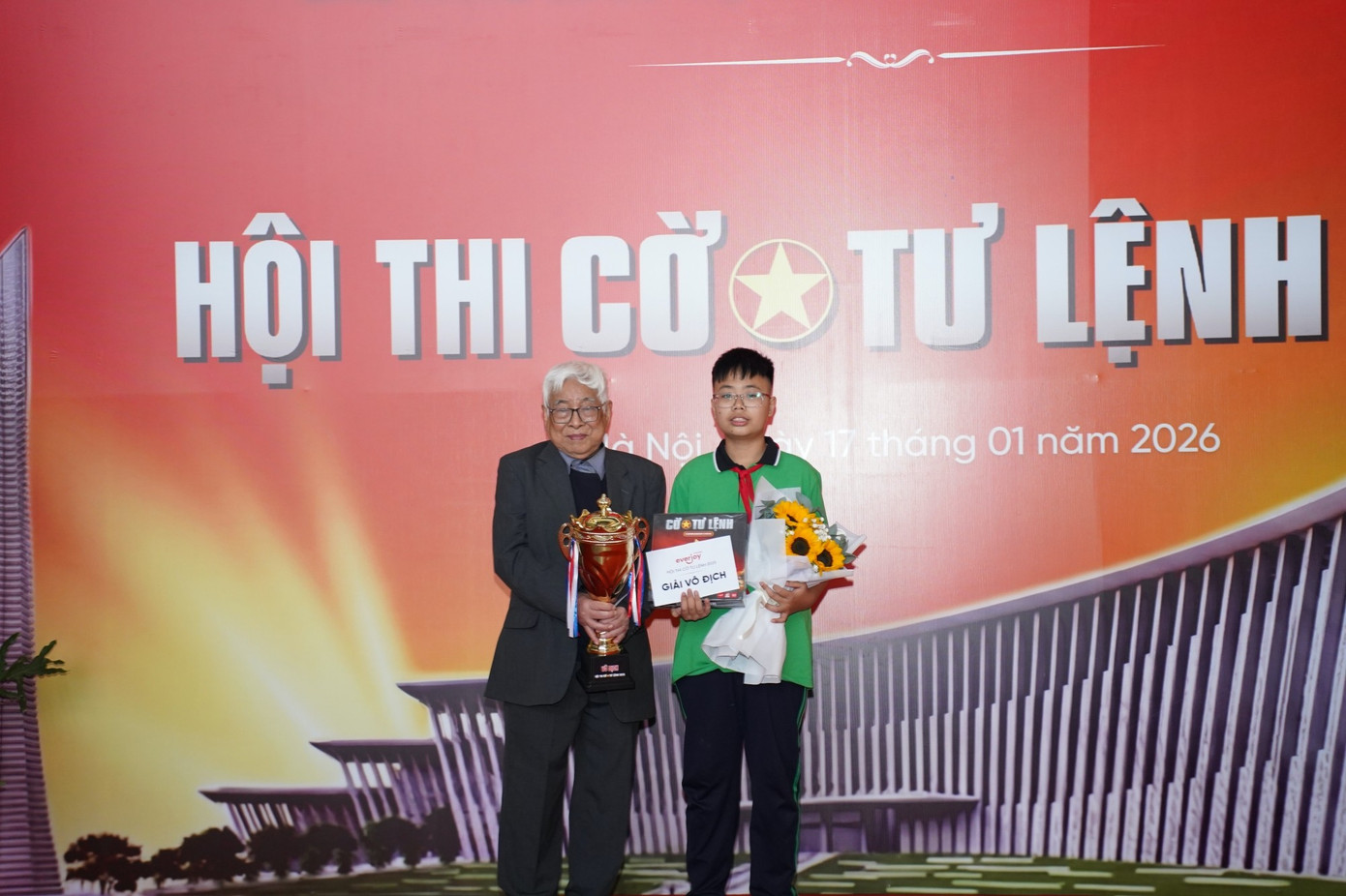 sachtranh-chungtalabantac-gia-trao-giai-cho-ky-thu-vo-dich-dang-khanh-minh-lop-6a6-truong-thcs-phuc-dien.jpg