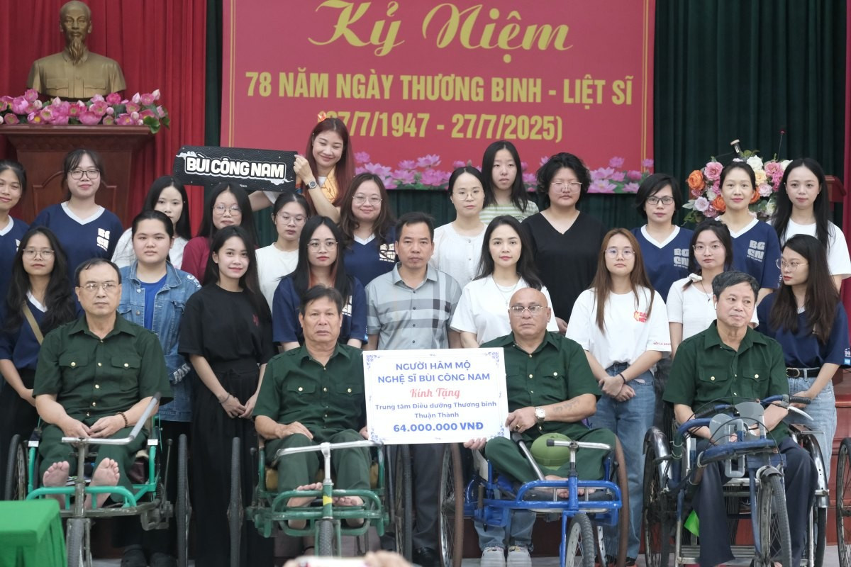 Fansite Bắc Ghế Chờ Nam đã cùng nhau có chuyến hành trình tri ân dịp 27/7 tại Trung tâm Điều dưỡng Thương binh Thuận Thành. Ảnh: BGCN. fan-bui-cong-nam-2.jpg