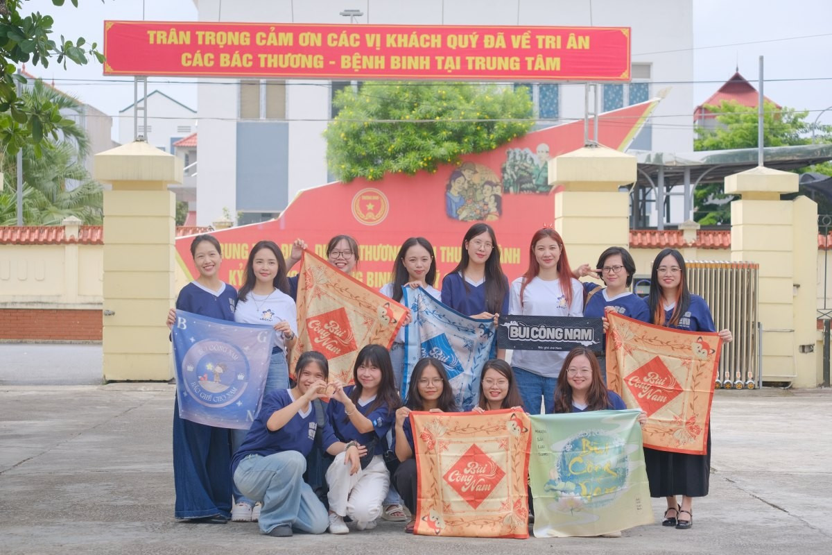 Được truyền lửa từ thần tượng, Fansite Bắc Ghế Chờ Nam luôn năng nổ trong các hoạt động thiện nguyện. Ảnh: BGCN. fan-bui-cong-nam-1.jpg