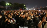 Biển người ghi lại khoảnh khắc Mỹ Đình bừng sáng trong đêm