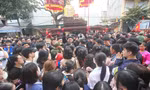 Hỗn loạn biển người chui qua gầm kiệu lấy may