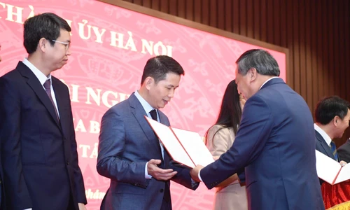 Hà Nội trao 9 quyết định về công tác cán bộ