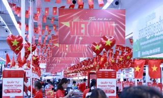 Hà Nội: Siêu thị, cửa hàng rợp cờ đỏ sao vàng dịp Quốc khánh 