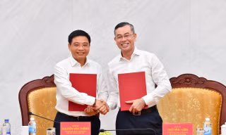 Phó Thủ tướng Nguyễn Văn Thắng và Bộ trưởng Tài chính Ngô Văn Tuấn bàn giao công tác