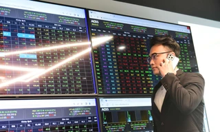 Chứng khoán giằng co, cổ phiếu công ty 'cầm đồ' đầu tiên chào sàn