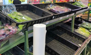 Người Hà Nội tất bật đi chợ, nhiều quầy hàng hết sớm ngày bão