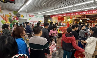 Người dân ào ào sắm Tết, siêu thị kín khách đến khuya