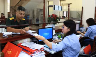 Không có tài khoản ngân hàng, người dân nhận quà Tết ra sao?