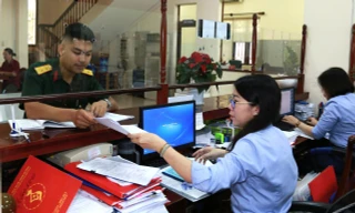 Không có tài khoản ngân hàng, người dân nhận quà Tết ra sao?