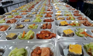 Vụ thịt lợn dịch vào trường học: Thấy gì về thị trường suất ăn tỷ USD tại Việt Nam? 