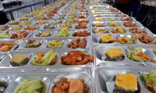 Vụ thịt lợn dịch vào trường học: Thấy gì về thị trường suất ăn tỷ USD tại Việt Nam? 