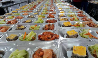 Vụ thịt lợn dịch vào trường học: Thấy gì về thị trường suất ăn tỷ USD tại Việt Nam? 