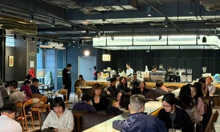 Hà Nội: Xếp hàng ăn phở, uống cà phê 'giải ngấy' ngày Tết