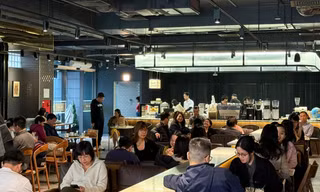 Hà Nội: Xếp hàng ăn phở, uống cà phê 'giải ngấy' ngày Tết