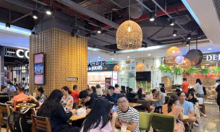 Khách xếp hàng chờ tới lượt gọi đồ tại quán cafe. Trong dịp cao điểm Tết Nguyên đán, rất nhiều quán cafe tại khu vực trung tâm Thủ đô đã mở cửa trở lại. Một số nơi dành tặng lì xì may mắn, voucher giảm giá cho khách hàng.