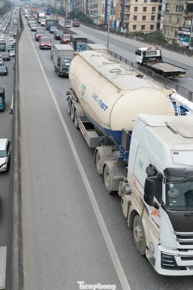 Xe tải 'phớt lờ' giờ cấm, Vành đai 3 trên cao lại ùn tắc