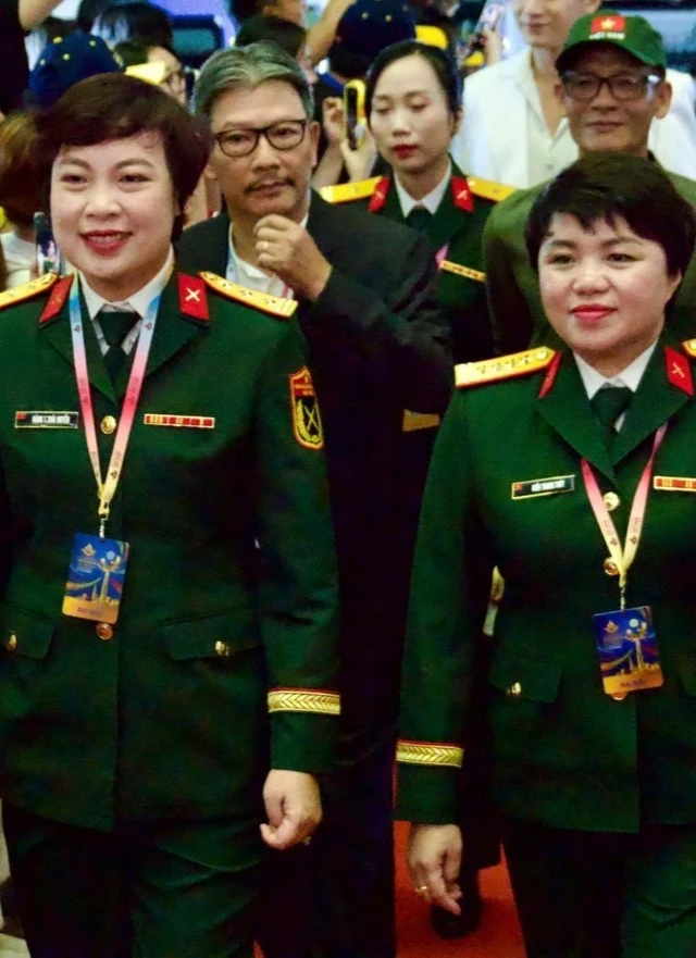 Ê-kíp Mưa đỏ gồm Thượng tá, NSƯT, đạo diễn Đặng Thái Huyền và Đại tá, Giám đốc sản xuất Kiều Thanh Thúy được khán giả cổ vũ khi tiến vào thảm đỏ lễ trao giải Liên hoan phim Việt Nam lần thứ 24. Điện ảnh Quân đội nhân dân Việt Nam làm nên lịch sử với tác phẩm đạt doanh thu hơn 714 tỷ đồng.