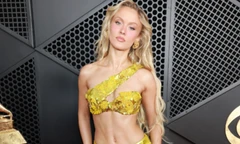 Chiếc váy làm lu mờ thảm đỏ Grammy 2026