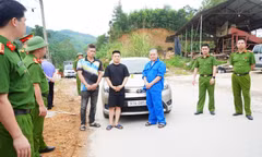 Sử dụng xe ô tô rượt đuổi, dùng súng bắn nhau như phim hành động