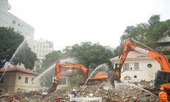 Phá dỡ công trình phía Đông hồ Hoàn Kiếm, liên tục phun nước dập bụi