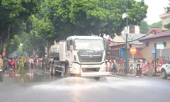 Xe rửa đường áp suất lớn hoạt động trên tuyến phố Trần Phú