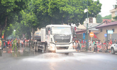 Xe rửa đường áp suất lớn hoạt động trên tuyến phố Trần Phú