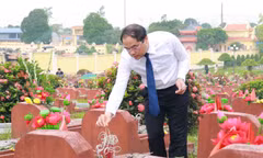 Chị Nguyễn Thị Mai Anh, Phó Bí thư Tỉnh đoàn Thái Nguyên thăm hỏi gia đình liệt sĩ