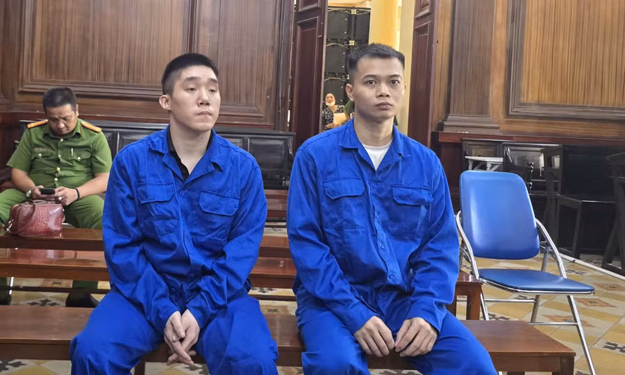 Hai bị cáo tại phiên tòa.