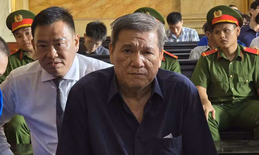 Dương Thanh Cường (phải sang) tại phiên tòa.