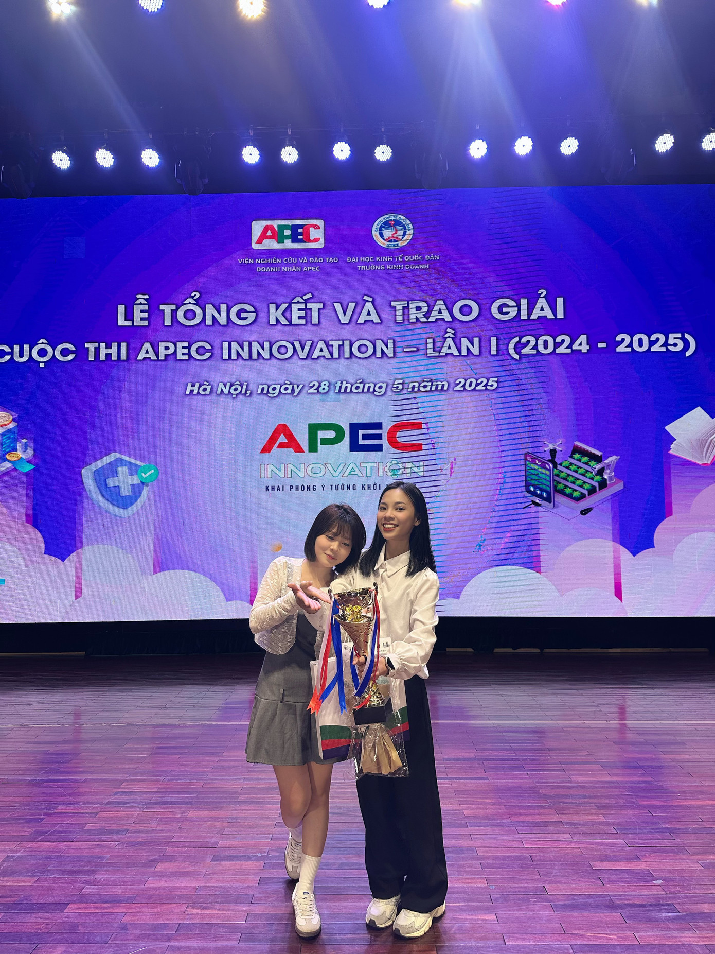 Những nỗ lực của Cẩm Tú được đền đáp khi các dự án khởi nghiệp của cô liên tục được đánh giá cao và giành được những giải thưởng. img-3090.jpg