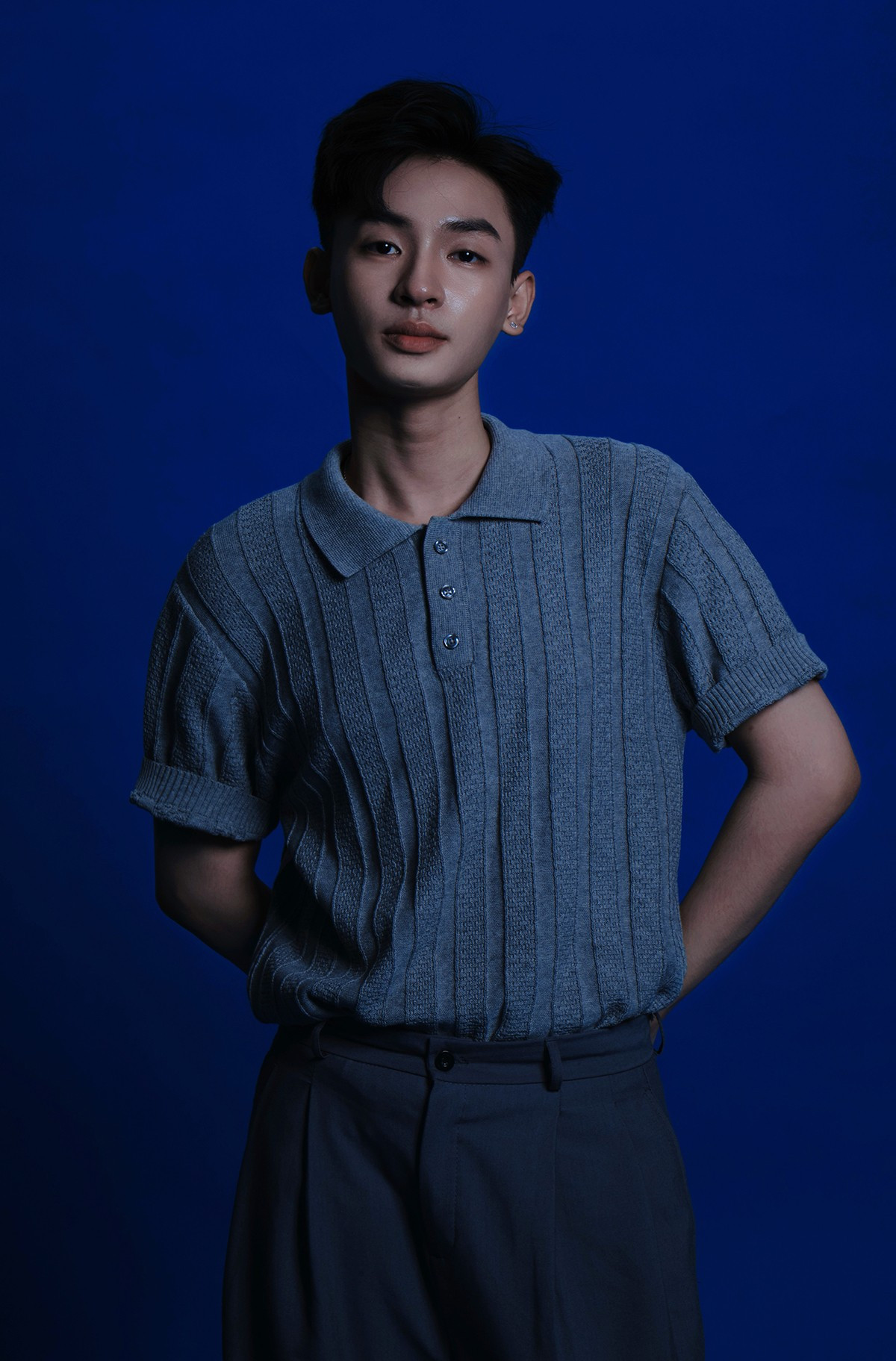 Song song với học tập, Trường Văn còn làm công việc trợ lý sản xuất hình ảnh chuyên nghiệp. img-9270.jpg