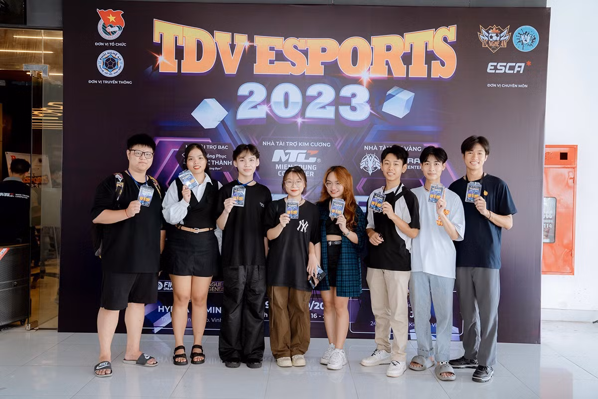 le-van-thuan-thu-ba-tu-trai-sang-chu-nhiem-clb-vmuesc-tham-gia-cong-tac-to-chuc-su-kien-esports.jpg