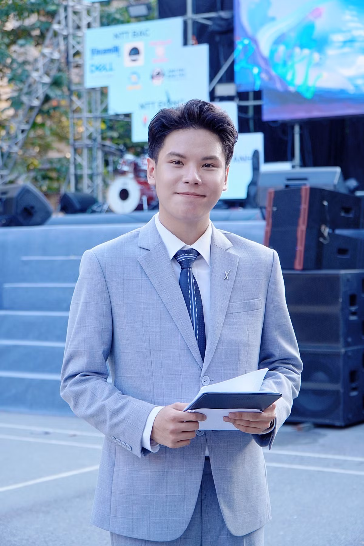 san-khau-su-kien-chao-tan-lon-nhat-neu-youth-festival-2023.jpg