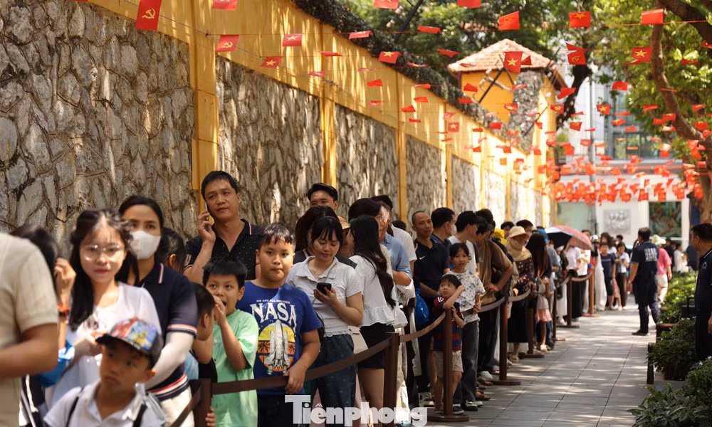 Xếp hàng dài tham quan Nhà tù Hỏa Lò